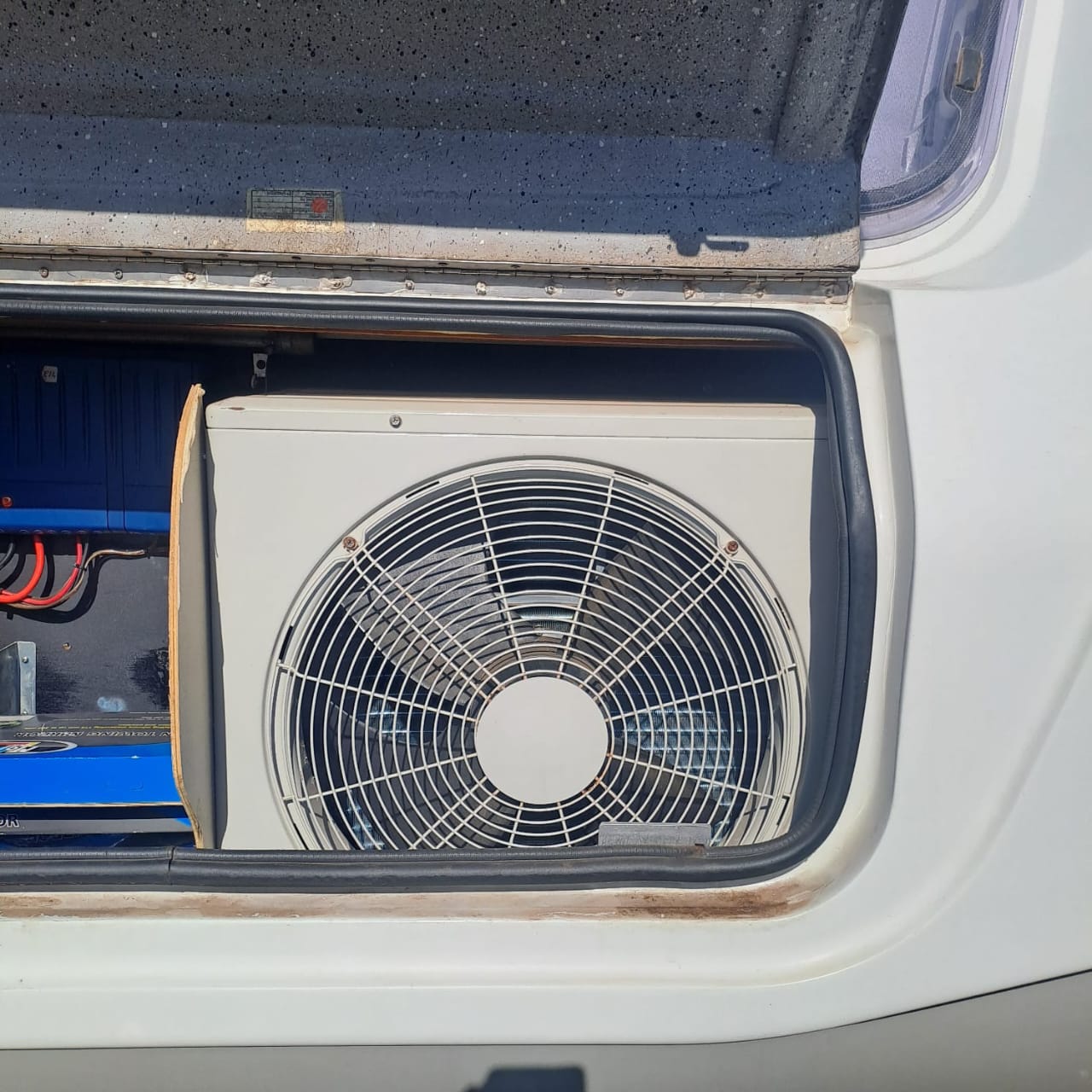 SOLD 2005 Jurgens Exclusive Caravan (CT 1370)