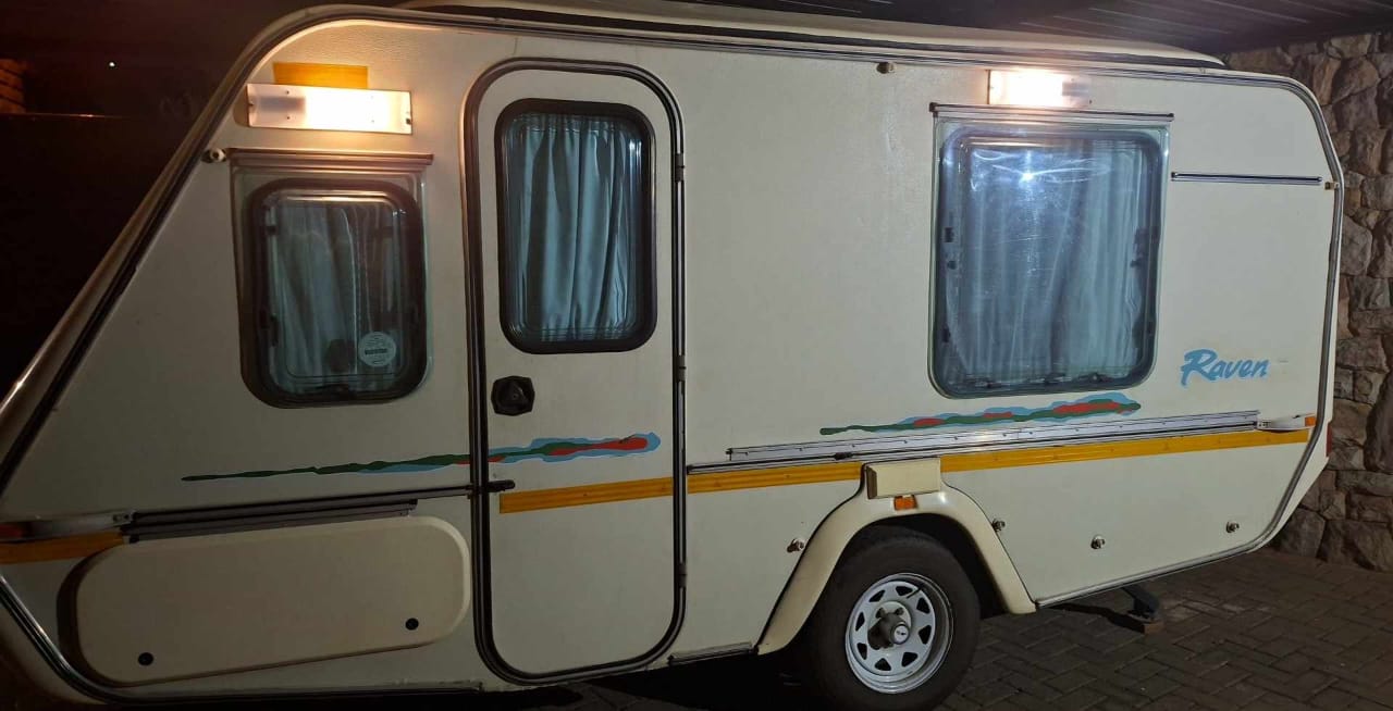1999 Gypsey Raven Caravan (CT 1373)
