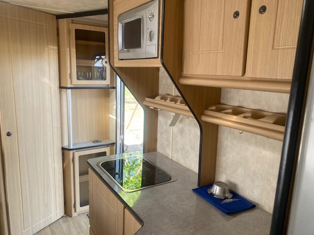 2010 Jurgens Exclusive Caravan (CT 1450)