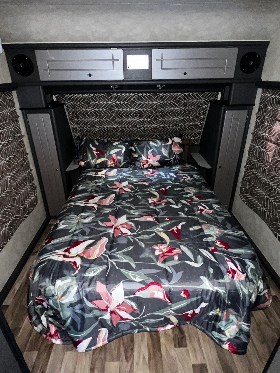 SOLD 2015 Jurgens Classique Caravan (CT 1406)