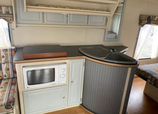 SOLD 2004 Jurgens Penta Gold Caravan (CT 1345)