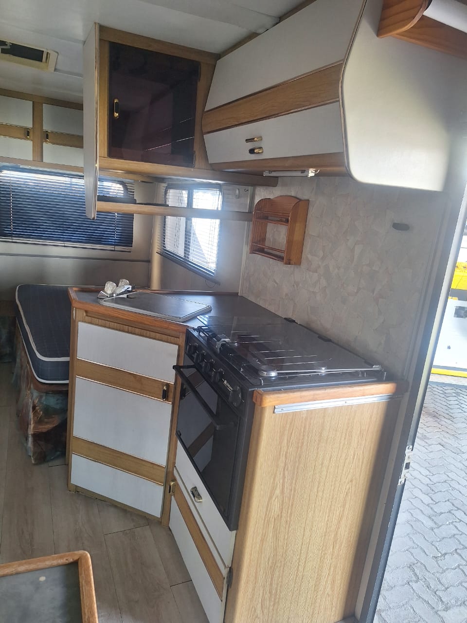 1997 Nissan Motorhome (CT 1463)