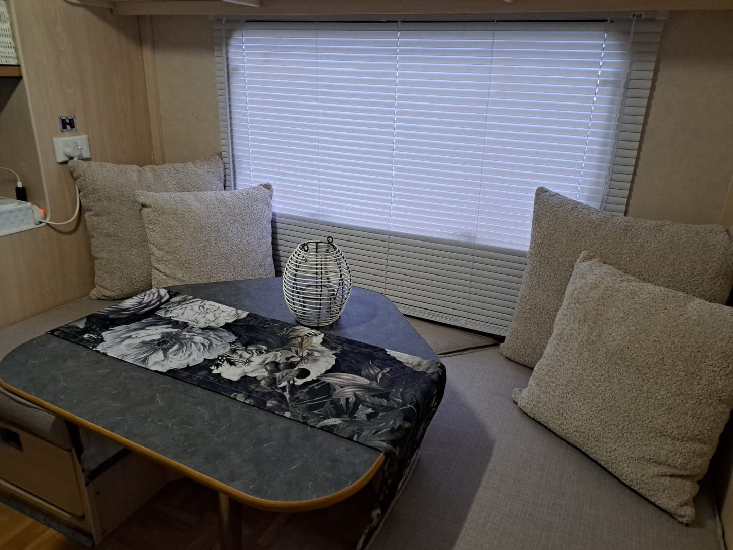SOLD 2005 Jurgens Exclusive Caravan (CT 1312)