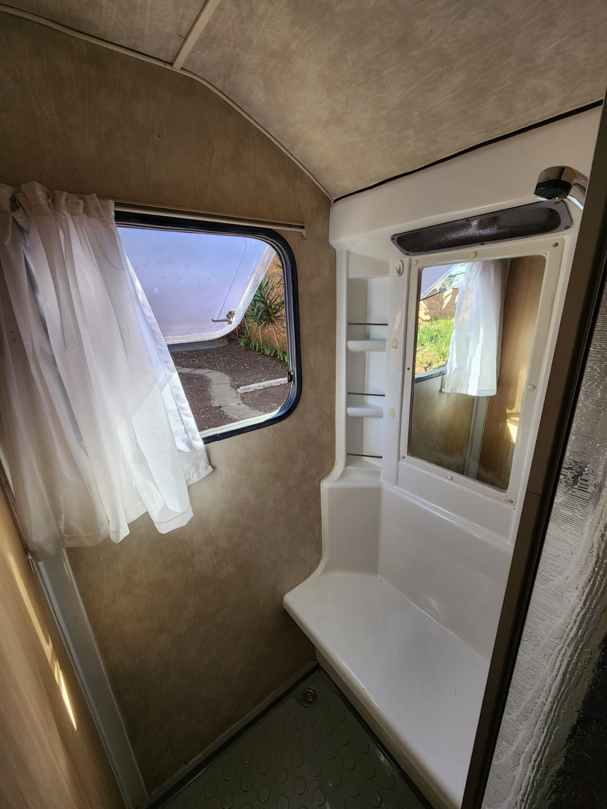 2010 Jurgens Exclusive Caravan (CR 1359)