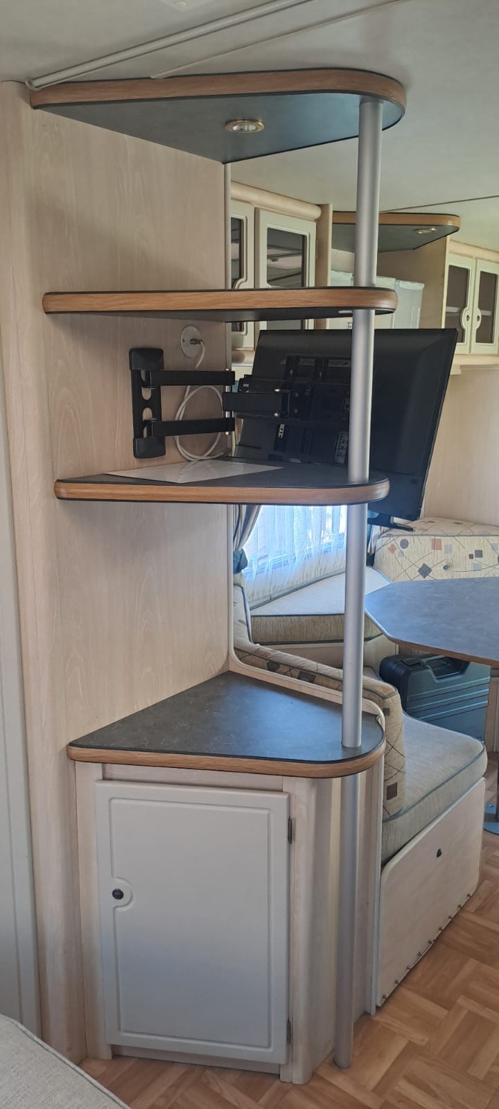 SOLD 2005 Jurgens Exclusive Caravan (CT 1370)