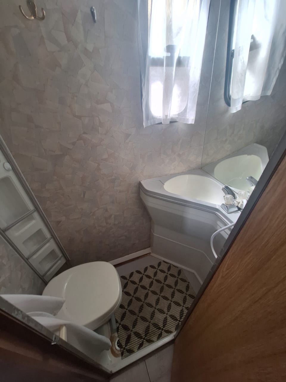 1997 Nissan Motorhome (CT 1463)