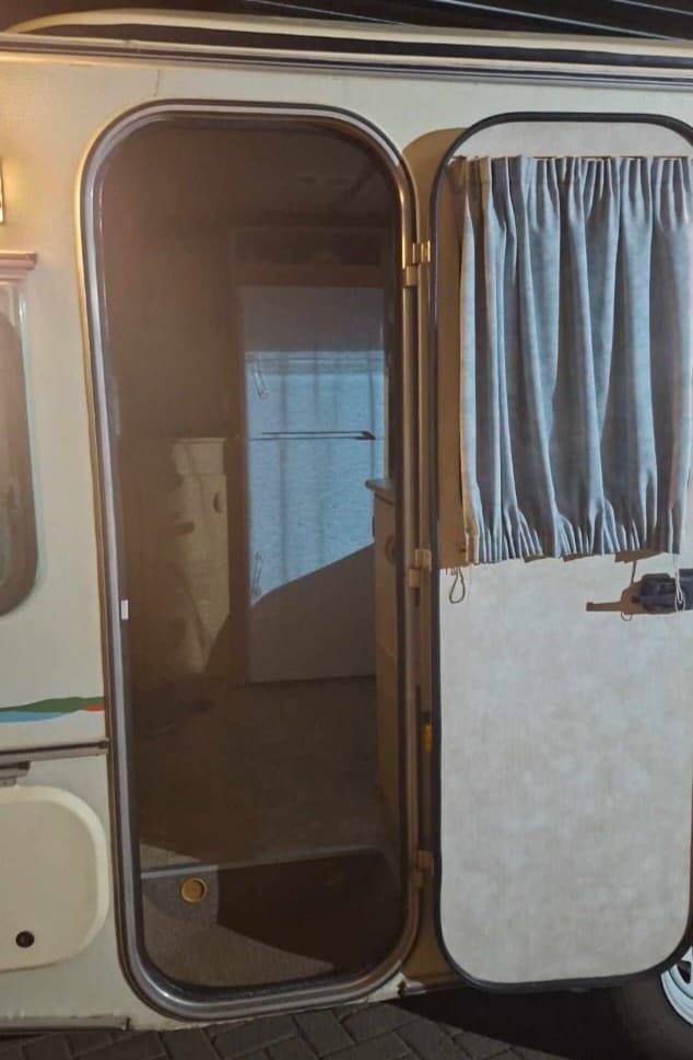1999 Gypsey Raven Caravan (CT 1373)