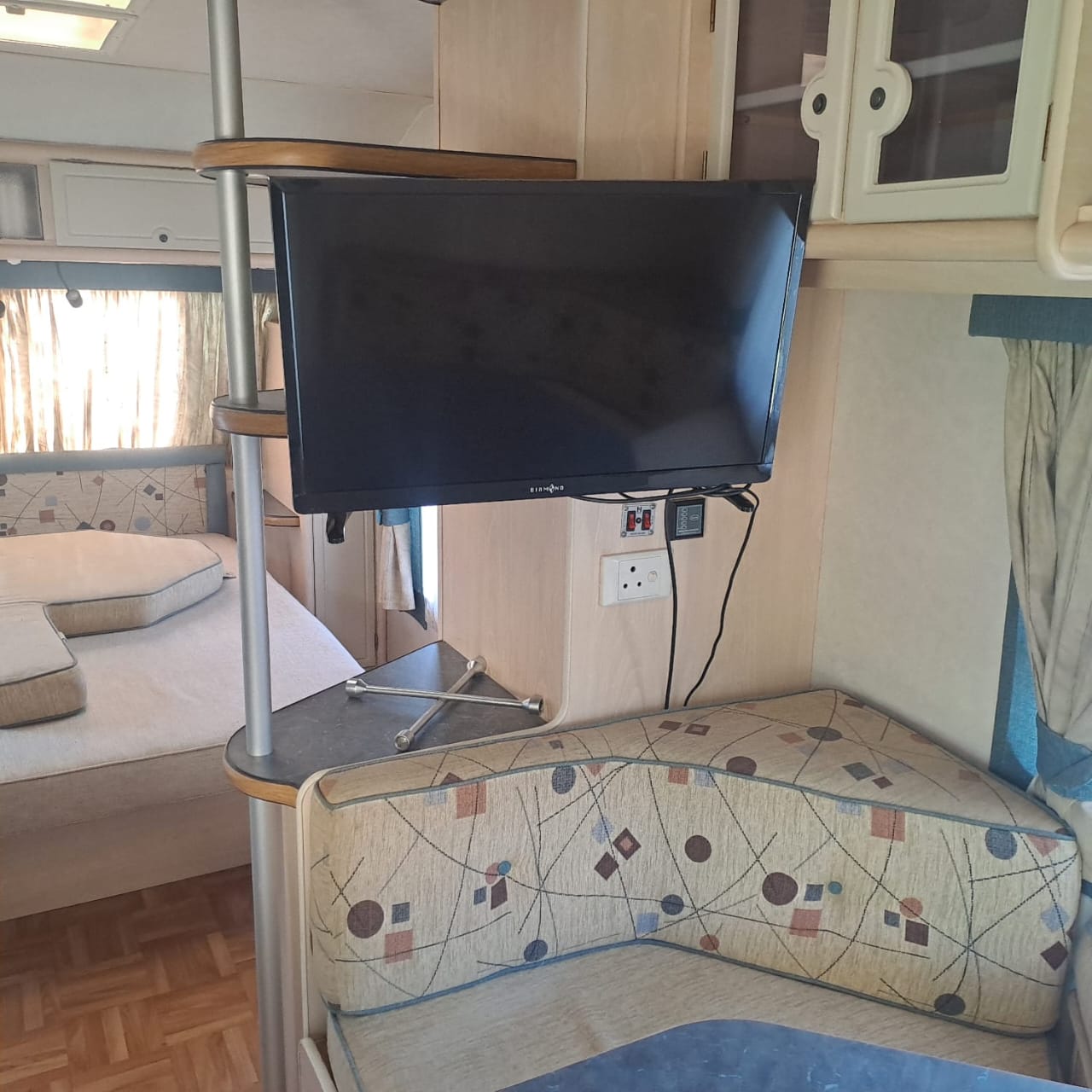 SOLD 2005 Jurgens Exclusive Caravan (CT 1370)