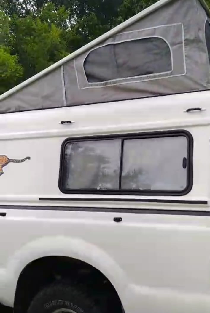 SOLD 2007 Ford F250 4X4 Camper (CT 1077)