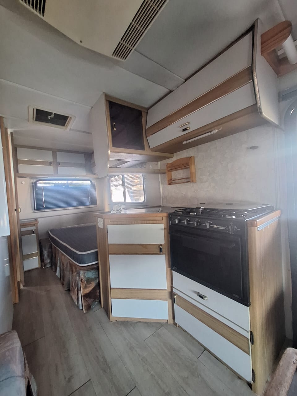 1997 Nissan Motorhome (CT 1463)