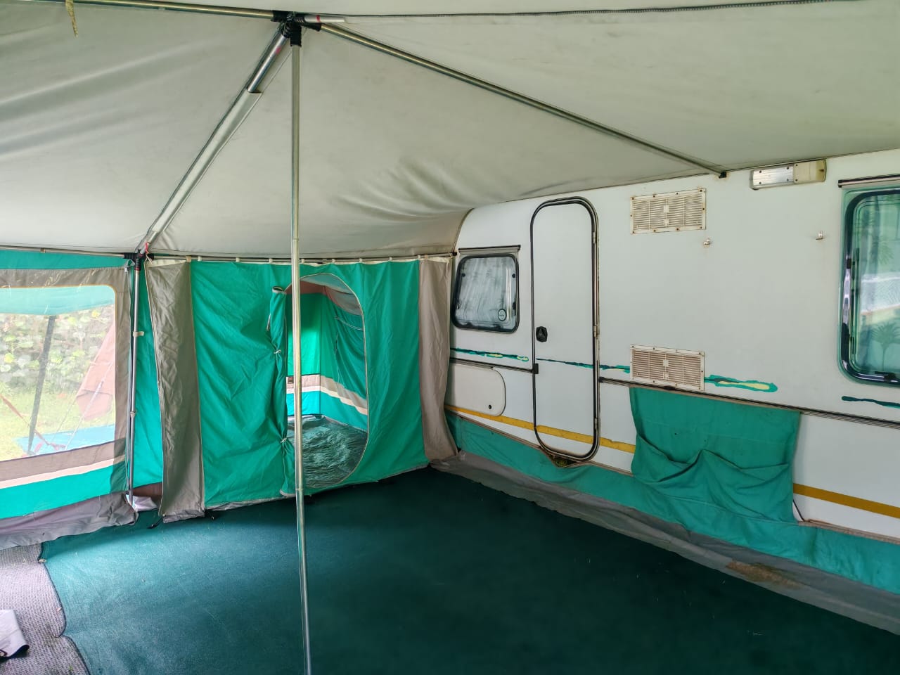 2000 Gypsey Regal Caravan (CT 1484)