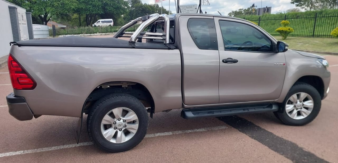 2017 Toyota Hilux 2.4 Extra cab Bakkie (CT 1494)