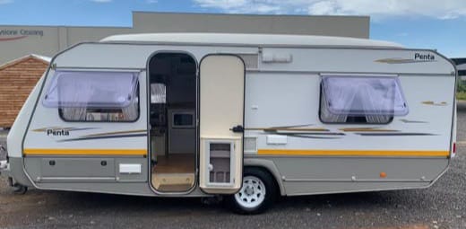 SOLD 2004 Jurgens Penta Gold Caravan (CT 1345)