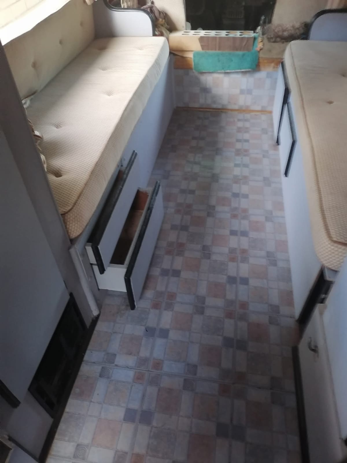 1985 Mitsubishi Motorhome (CT 1635)