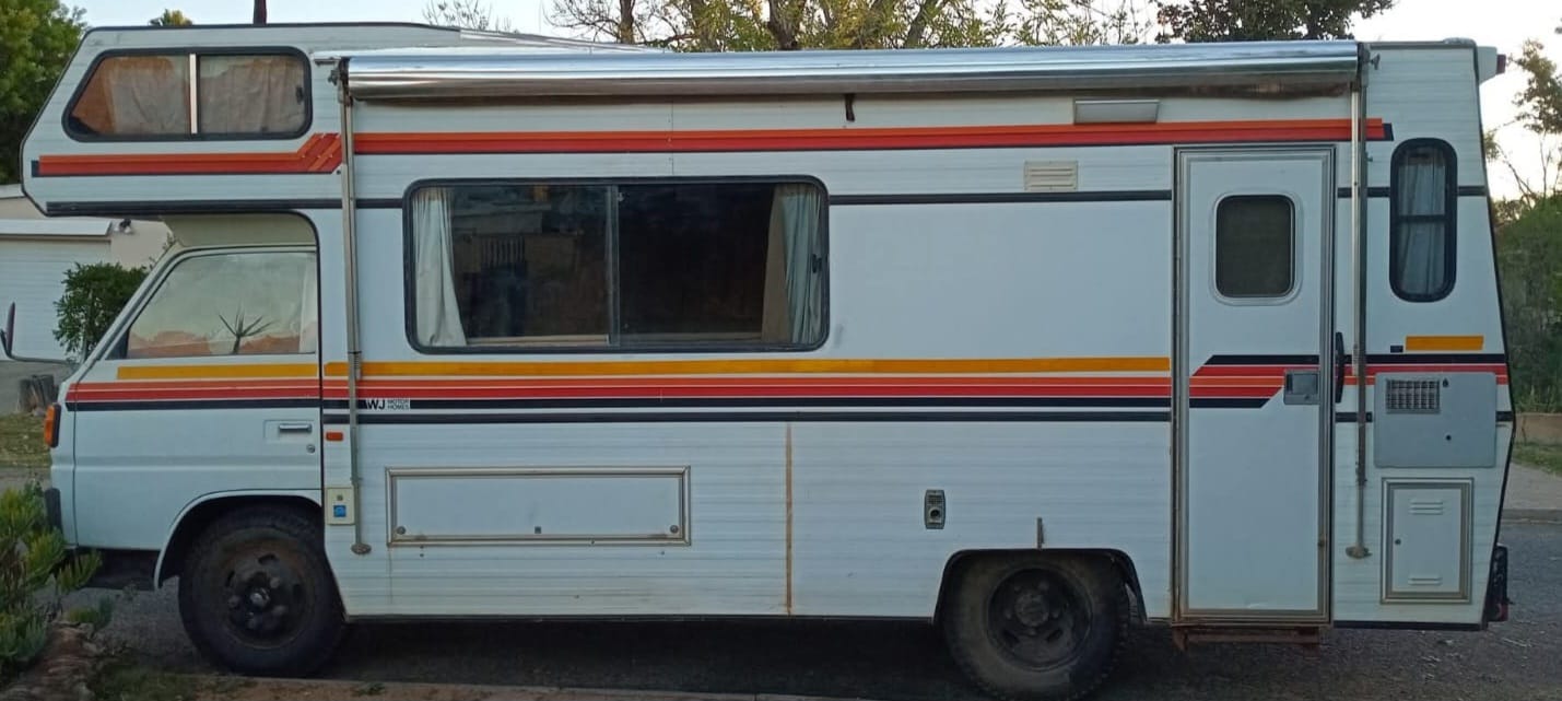 1985 Mitsubishi Motorhome (CT 1635)