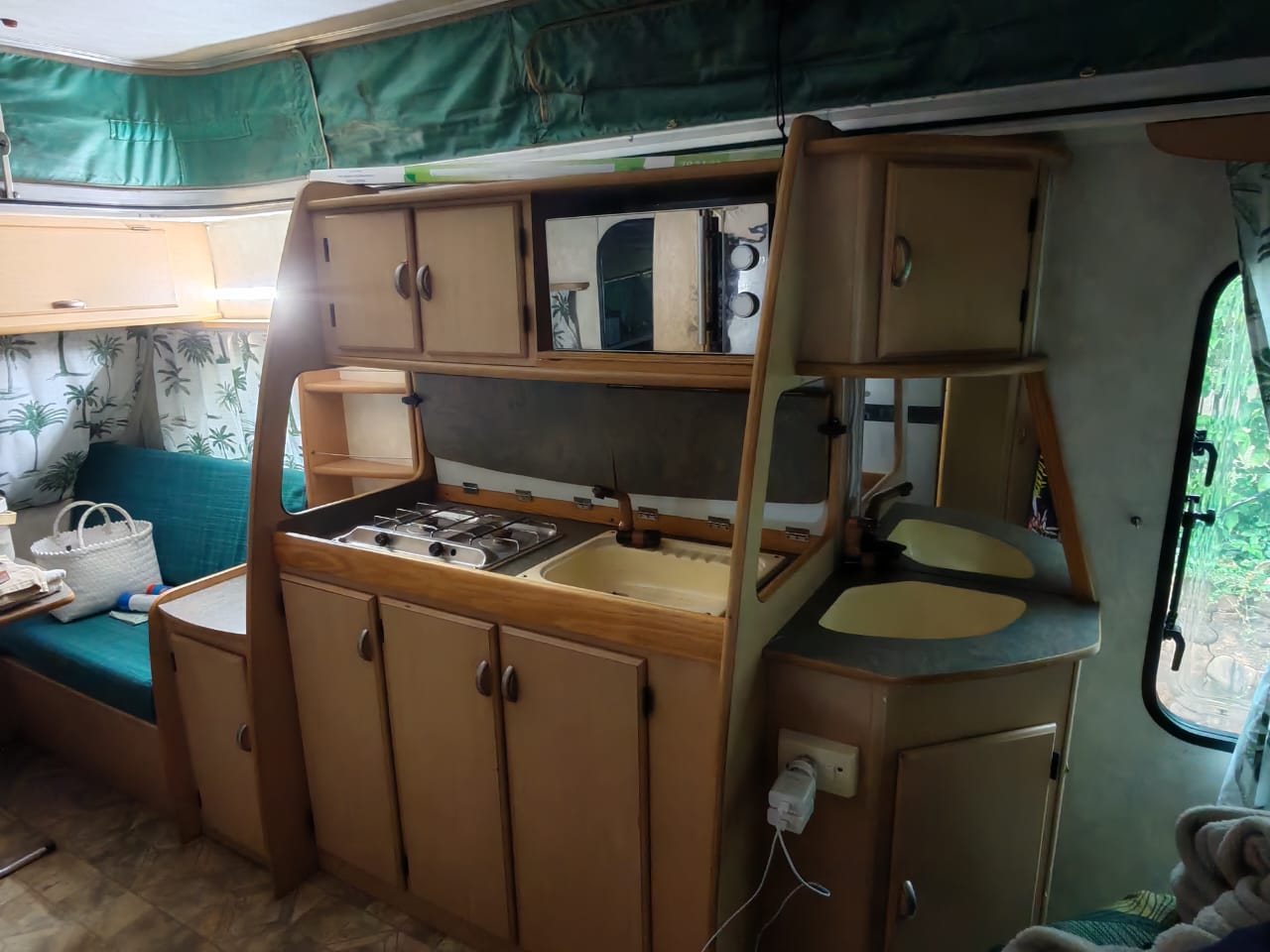 2000 Gypsey Regal Caravan (CT 1484)