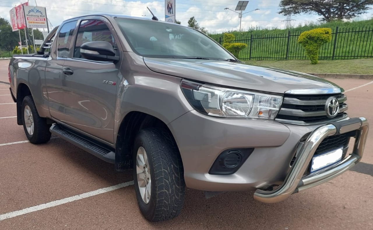 2017 Toyota Hilux 2.4 Extra cab Bakkie (CT 1494)
