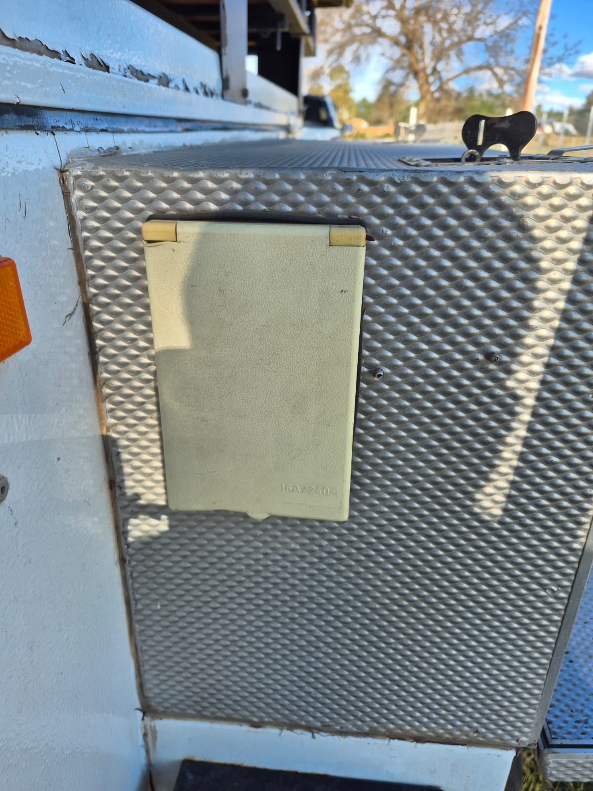 2000 Conqueror Safari Off Road Camping Trailer (CT 1571)